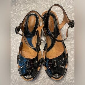Clark’s Artisan Black Patent Wedge Sandals Size 8
